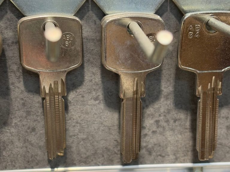 Rayonnage de clés chez Distrib Service à Estrablin – reproduction pour logements étudiants