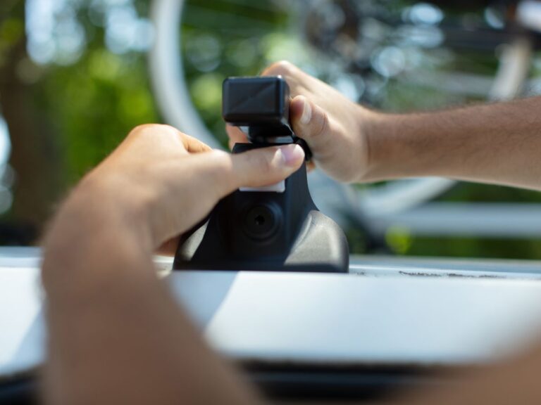 Manipulation d'une barre de toit sur un véhicule - reproduction de clé perdue chez Distrib Service à Estrablin