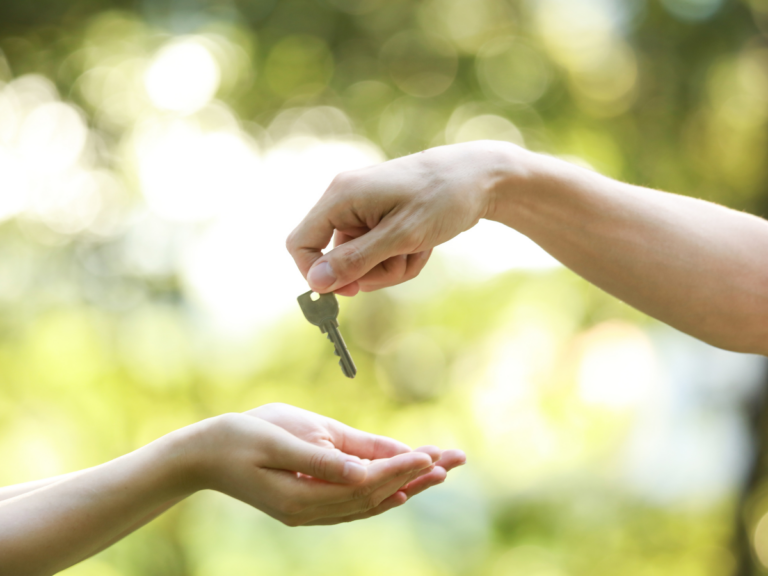 Double de clés maison : à qui confier son logement en vacances ?
